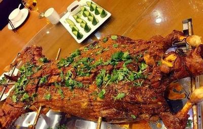 公司年底聚餐, 這一只烤全羊花費了1800塊, 你們覺得值這錢嗎