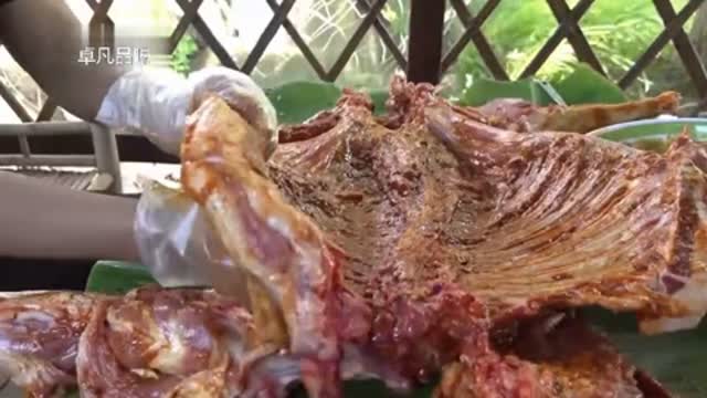 烤全羊燒烤制作的過程也是個視覺享受,烤得表皮金黃酥脆