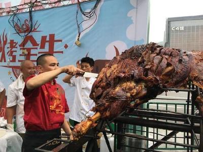 社區(qū)烤羊走過18年 烤全羊生意大不如前，羊老板們開始“不務(wù)正業(yè)”